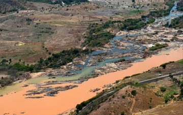 Imagem aérea mostra a lama no Rio Doce, na cidade de Resplendor, em Minas Gerais. FRED LOUREIRO/SECOM-ES 