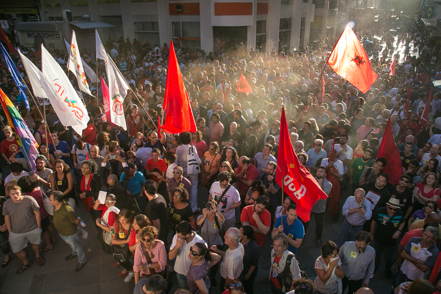 Ato em apoio a Lula e em defesa da democracia reuniu multidão na Esquina Democrática, no final da tarde desta sexta-feira. (Foto: Guilherme Santos/Sul21)