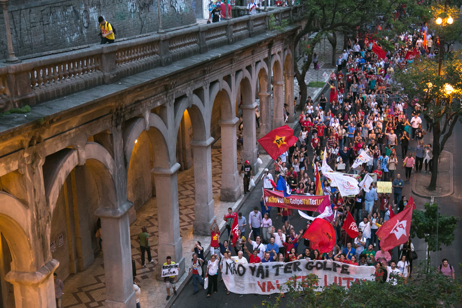 Ao final do ato, manifestantes saíram em caminhada até o Largo Zumbi dos Palmares. (Foto: Guilherme Santos/Sul21)
