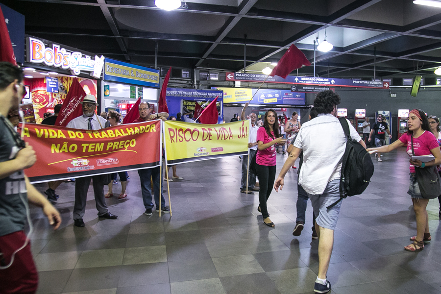 |No final da tarde desta terça-feira, trabalhadores fizeram uma manifestação na estação Mercado|Foto: Guilherme Santos/Sul21
