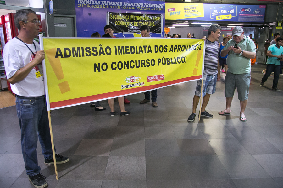 Trabalohdores reivindicam a nomeação imediata dos aprovados em concurso para reforçar segurança nas estações e trens| Foto: Guilherme Santos/Sul21