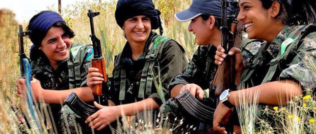 A guerra contra o Estado Islâmico tornou mais visível para o mundo o protagonismo das mulheres curdas que não se limita, porém, à luta armada. As curdas estão na linha de frente da luta de seu povo por democracia e por um modelo de economia anticapitalista. (Foto: Divulgação)
