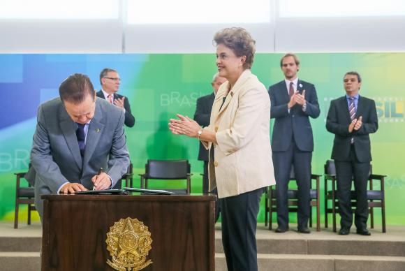 Dilma aplaude o novo ministro da SAC, Mauro Lopes, que assina termo de posse Roberto Stuckert Filho/PR 