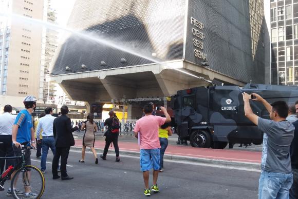 Tropa de Choque da Polícia Militar de São Paulo lança jatos d'água em manifestantes que ocupavam a Avenida Paulista desde o fim da tarde de quarta-feira | Foto: Daniel Mello/Agência Brasil 