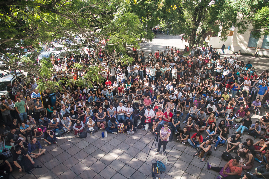 Aula pública reuniu centenas de estudantes, professores e funcionários da universidade que debateram o atual momento político vivido no país. (Foto: Guilherme Santos/Sul21)