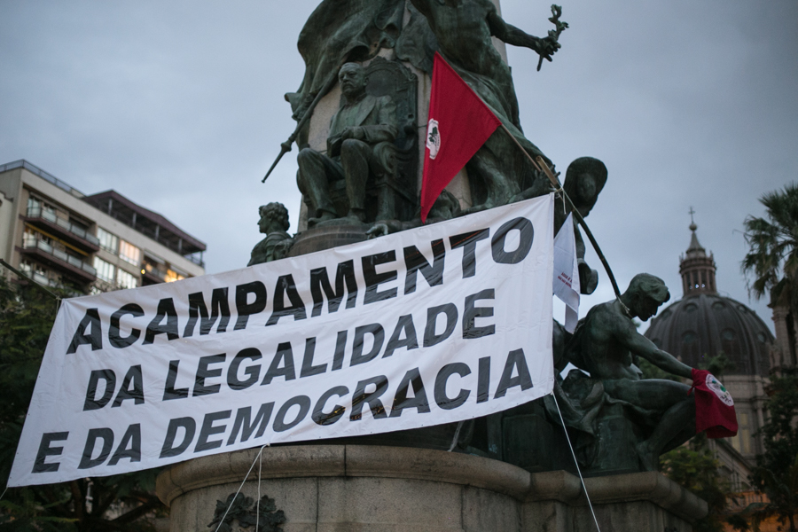 O Acampamento da Legalidade e da Democracia, segundo organizadores, se manterá em caráter de resistência e só será levantado “quando a democracia não estiver mais em risco e o golpe for derrotado”. (Foto: Guilherme Santos/Sul21)
