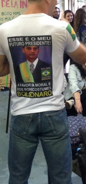 Estudante com camiseta de Bolsonaro entrou no Centro de Estudantes de Letras | Foto: Coletivo Primavera/ Reprodução Facebook