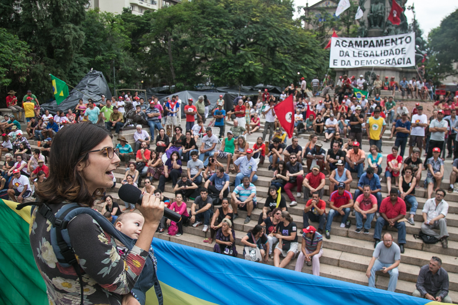 Aula pública sobre o avanço do ódio e do fascismo na sociedade brasileira reuniu a deputada Manuela D'Ávila (PCdoB) e a escritora e professora de Filosofia, Márcia Tiburi, no Acampamento da Legalidade, na Praça da Matriz. (Foto: Guilherme Santos/Sul21)
