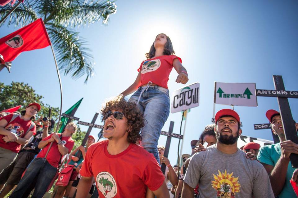Brasília (DF) - 1000 militantes do Movimento Sem Terra (MST) e Movimentos dos Pequenos Agricultores (MPA) realizam protesto em frente a Confederação Nacional da Agricultura (CNA). | Foto: Mídia Ninja