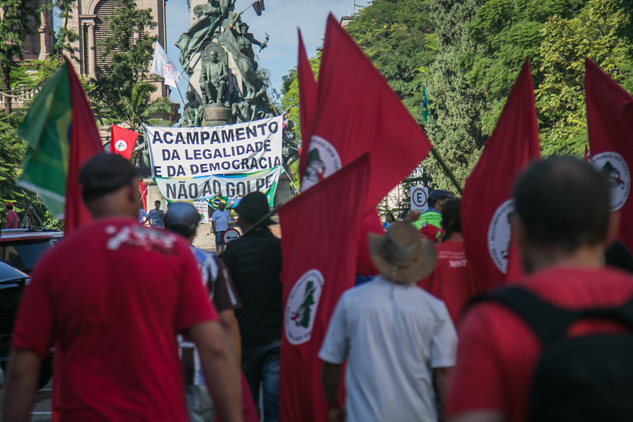 15/04/2016 - PORTO ALEGRE, RS - Marcha da Agricultura Familiar e Camponesa, em Defesa da Democracia, na Praça da Matriz. Foto: Joana Berwanger/Sul21