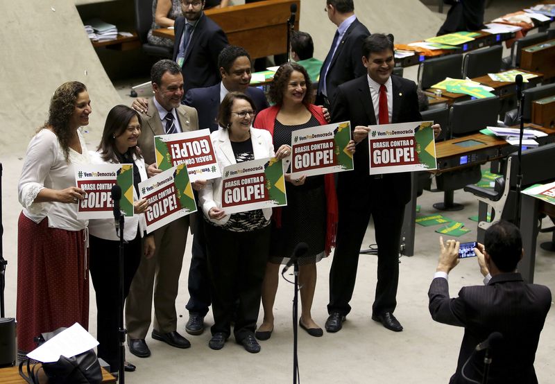 Deputados do PCdoB seguravam cartazes com frases como "Brasil contra o golpe" |Foto: (Wilson Dias/Agência Brasil)
