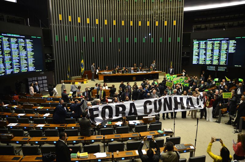 Deputados estão em sessão contínua desde sexta. No sábado, parlamentares fizeram manifestação no Plenário fora Cunha,e se misturam com deputados pró-impeachment|Foto: Agência Brasil