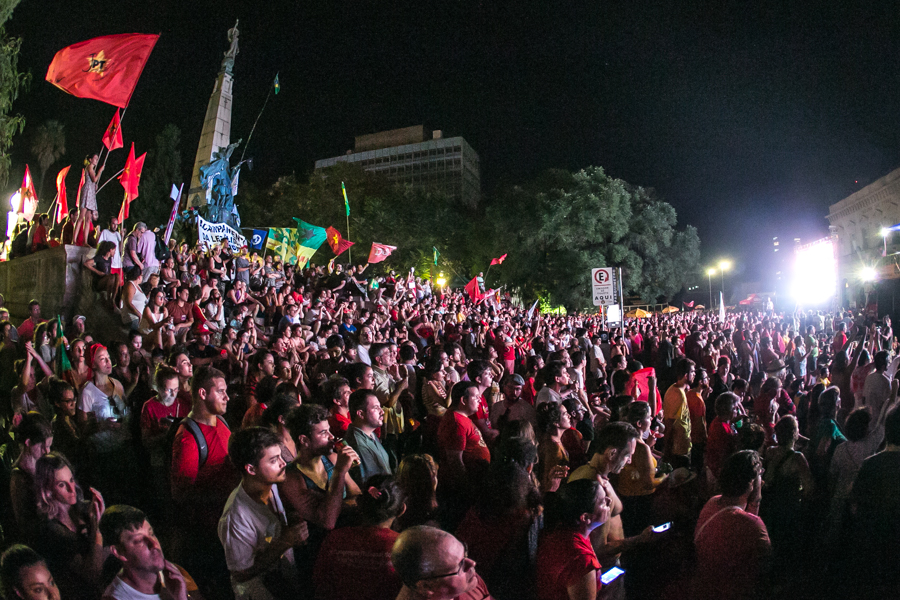 Praça da Matriz foi tomada por manifestantes contra o impeachment da presidenta Dilma Rousseff. (Foto: Guilherme Santos/Sul21)