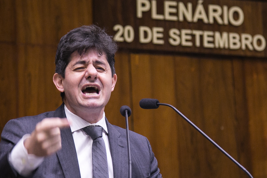 Deputado Thiago Simon elogiou o que aconteceu domingo na Câmara dos Deputados. Para ele, "foi uma vitória da democracia". (Foto: Guilherme Santos/Sul21)