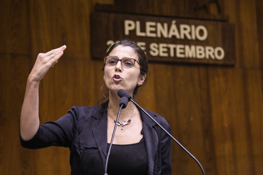 No debate sobre o impeachment, deputada Manuela D'Ávila lembrou Darcy Ribeiro que falou sobre a importância de ter lado e de se estar do lado certo. (Foto: Guilherme Santos/Sul21)