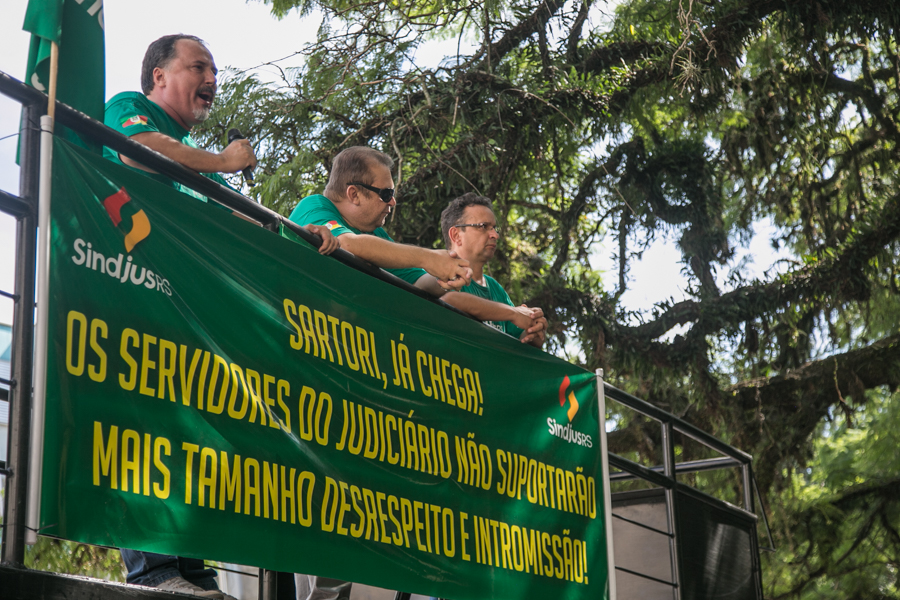 Nas manifestações e em faixa, os servidores demonstraram descontentamento com o govero Sartori que estaria barrando votação do projeto |Foto: Joana Berwanger/Sul21