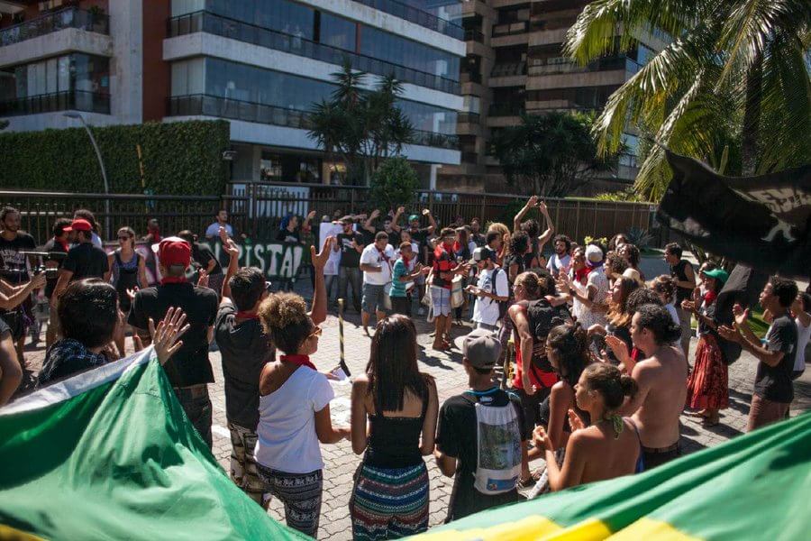 Manifestantes em frente à casa de Jair Bolsonaro. Foto: Mídia Ninja