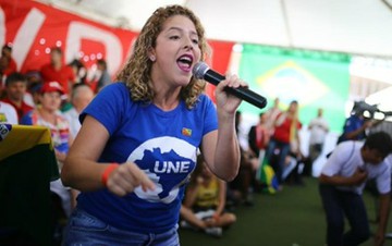 Carine criticou os líderes dos movimentos a favor do impeachment de Dilma, os quais chamou de 'líderes fakes'. REPRODUÇÃO/UNE 