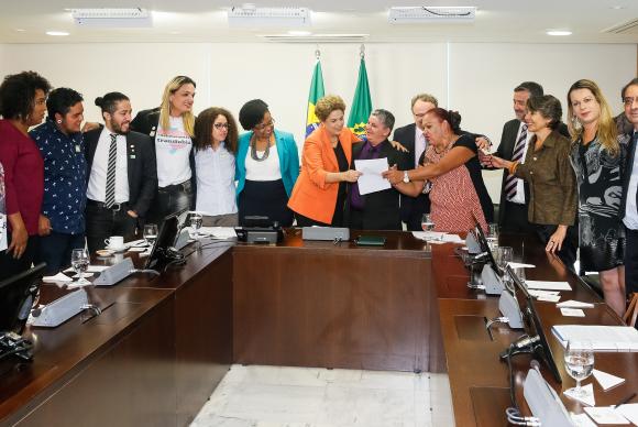 Presidenta Dilma Rousseff recebe o deputado Jean Wyllys (PSOL-RJ) e assina decreto que institui e reconhece a identidade de gêneros de travestis e transexuais na administração pública direta e indireta | Foto: Roberto Stuckert Filho/PR