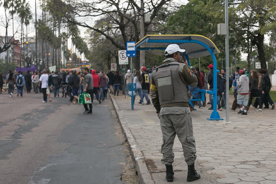 Ao passarem por um policial e pelo da Brigada Militar, manifestantes entoaram canto irônico |Foto: Guilherme Santos/Sul21