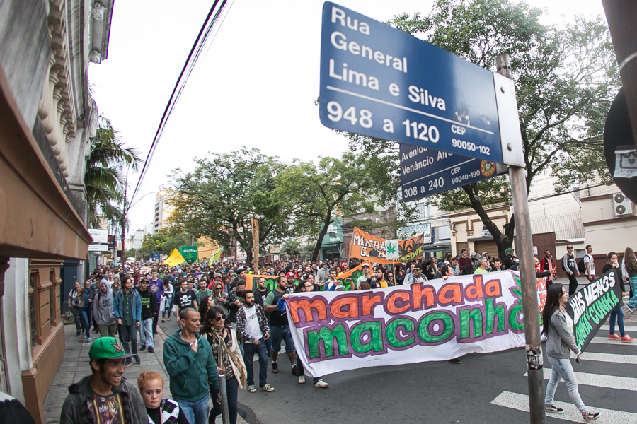 Manifestantes passaram pelo bairro boêmio da Cidade Baixa e convidaram o público que estava na rua e nos bares a se juntar na caminhada |Foto: Guilherme Santos/Sul21