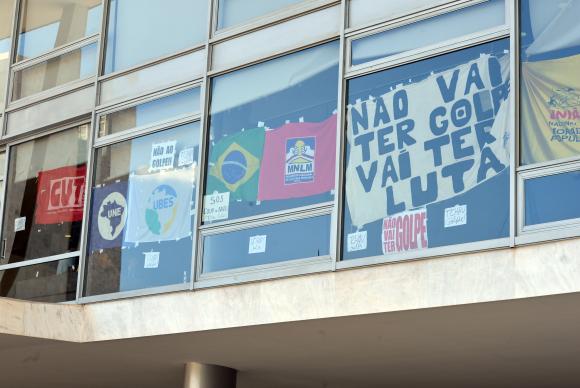 Faixas e cartazes contra o possível afastamento da presidenta Dilma Rousseff foram afixadas no Palácio do Planalto | Foto: Antonio Cruz/ Agência Brasil