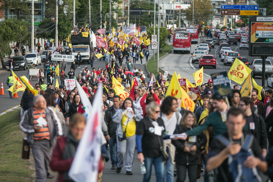 13/05/2016 - PORTO ALEGRE, RS - Cpers realiza Assembleia e decretam greve geral. Foto: Joana Berwanger/Sul21