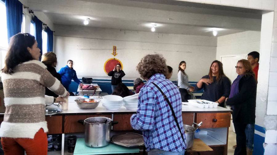 Alunos fazem o almoço na escola ocupada Silva Gama, em Rio Grande | Foto: Divulgação 