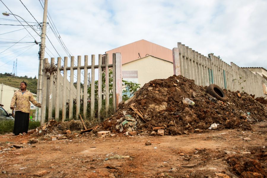 A presidente da associação de moradores mostra o espaço que ainda resta para a construção da sede | Foto: Yamini Benites