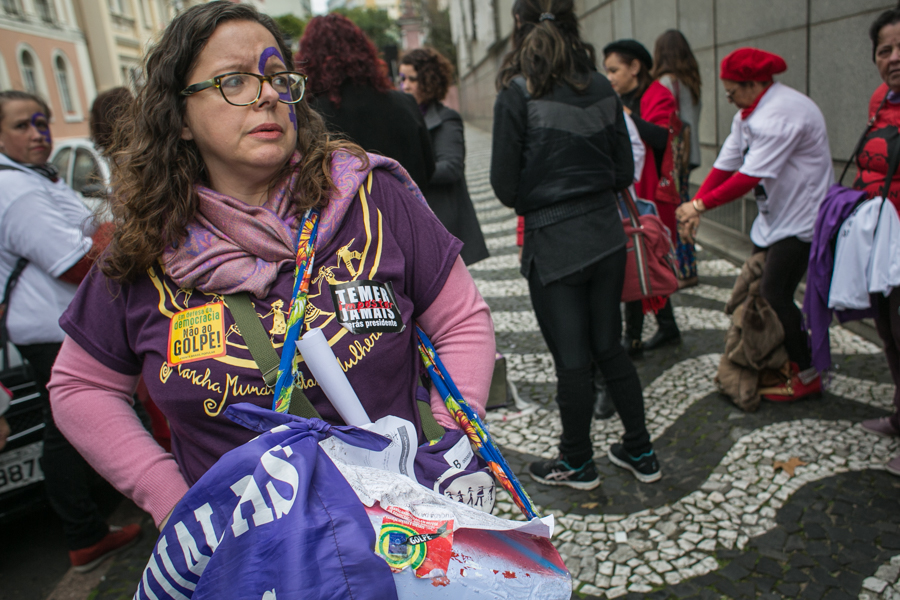 Maria do Carmo Bitencourt, da Marcha Mundial das Mulheres: "a ideia é fazer uma recepção feminista para a presidenta Dilma Rousseff na chegada dela à Assembleia". (Foto: Joana Berwanger/Sul21)
