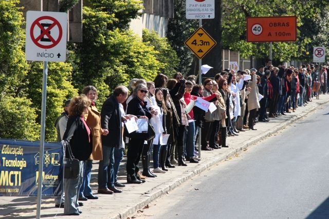 Centenas de professores, técnico-administrativos e estudantes participaram do abraço simbólico | Foto: ADUFRGS/Divulgaçõ