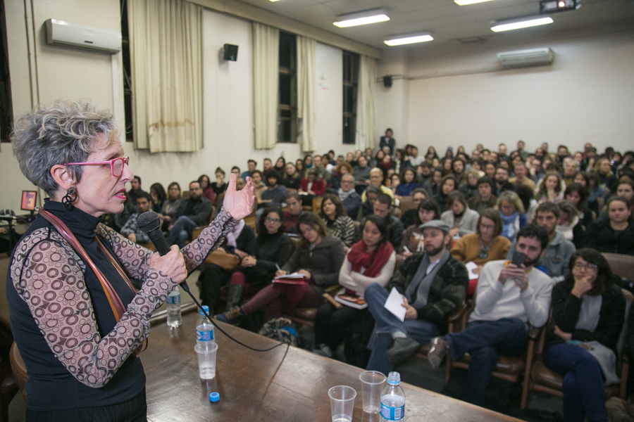 Auditório da Faculdade de Economia da UFRGS ficou lotado para ouvir palestra da urbanista Raquel Rolnik. "Foto: Guilherme Santos/Sul21)