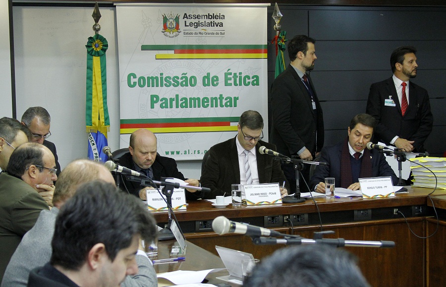 Os 12 membros da Comissão Ética aprovaram pareceber, no começo da tarde desta quarta|Foto: Juarez Junior/AL