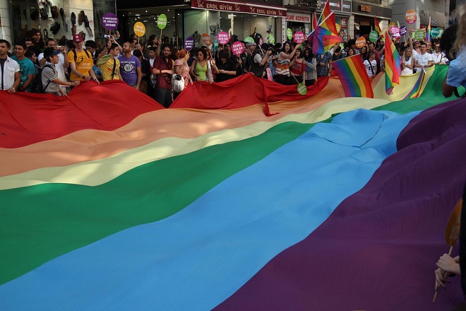 Parada do Orgulho Gay ocorre anualmente em Istambul desde 2003, e no ano passado foi proibida pelo governo pela primeira vez | Foto: Mehmet Akyuz/Flickr CC