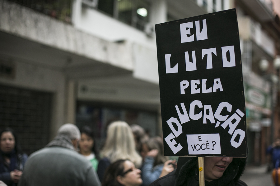 27/06/2016 - PORTO ALEGRE, RS - Municipários realizam ato em frente à Secretaria da Educação. Foto: Joana Berwanger/Sul21