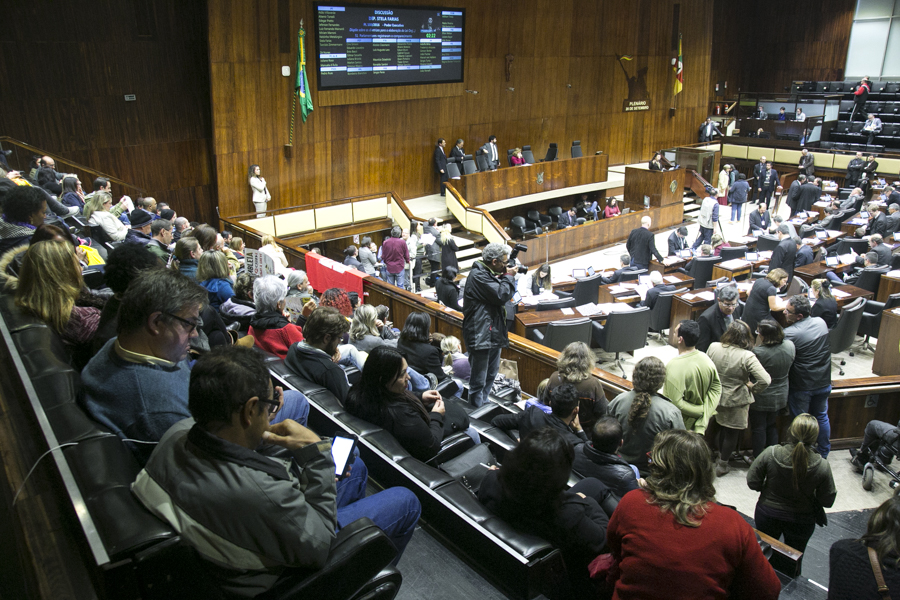 Por 25 votos a favor e 20 contrários, LDO foi aprovada, no comço da noite de terça pela Assembleia Legislativa|Foto: Maia Rubim/Sul21