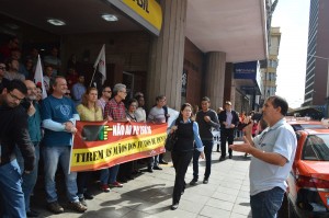 Manifesteção ocorreu am meio-dia desta segunda-feira, em frente ao Banco do Brasil da Rua Uruguai|Foto: CUT-RS