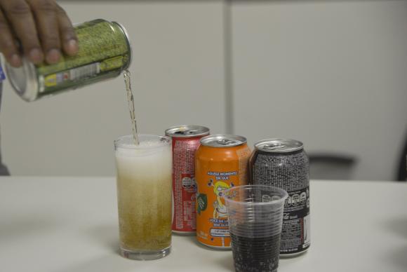 De uma lista com os 20 alimentos mais consumidos pelos adolescentes brasileiros, o refrigerante aparece em sexto lugar. Foto: Agência Brasil 