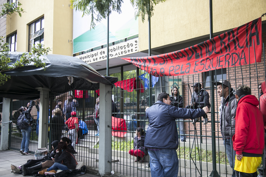 15/07/2016 - PORTO ALEGRE, RS - Movimentos socias ocupam sede do Demhab. Foto: Maia Rubim/Sul21