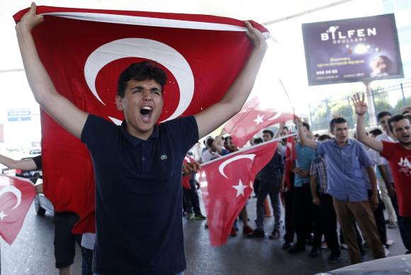 Apoiadores do presidente turco Recep Erdogan vão às ruas de Istambul com bandeiras do país, para comemorar a derrota de uma tentativa de golpe militar | Foto: Tolga Bozoglu/EPA/Agência Lusa