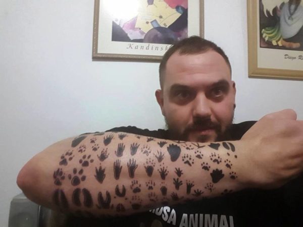 Maroni mostra o braço tatuado | Foto: Divulgação