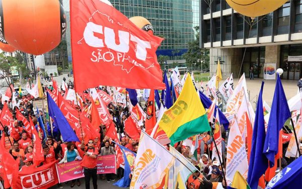 Manifestação marcou o primeiro dia de reunião do Copom, que amanhã anunciará a Selic para os próximos 45 dias. |Foto: Roberto Parizotti/CUT