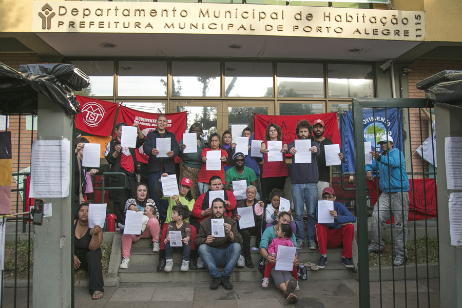 Na tarde desta segunda-feira, moradores que ocupam a sede do Demhab divulgaram uma carga aberta. Eles estão no local há 11 dias|Foto: Guilherme Santos/Sul21