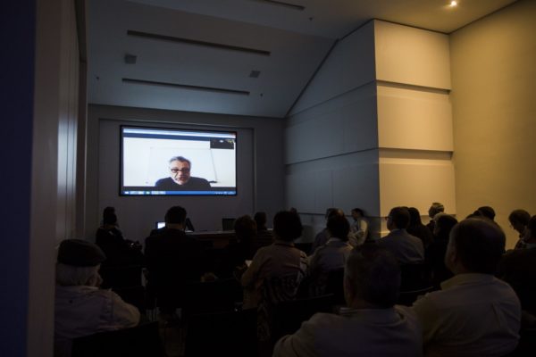 O professor José Luís Fiori palestrou através de videoconferência. (Foto: Caroline Bicocchi)