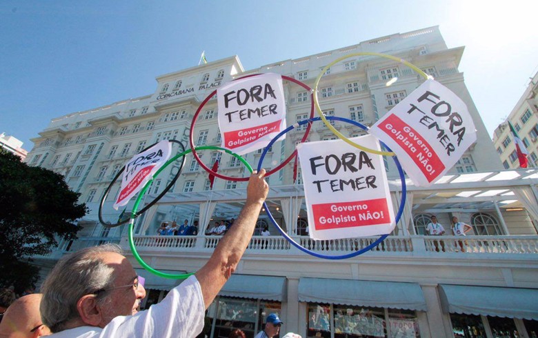 Torcedores que pedem a saída do presidente interino Michel Temer são retirados das arenas olímpicas. Foto: Mídia Ninja 