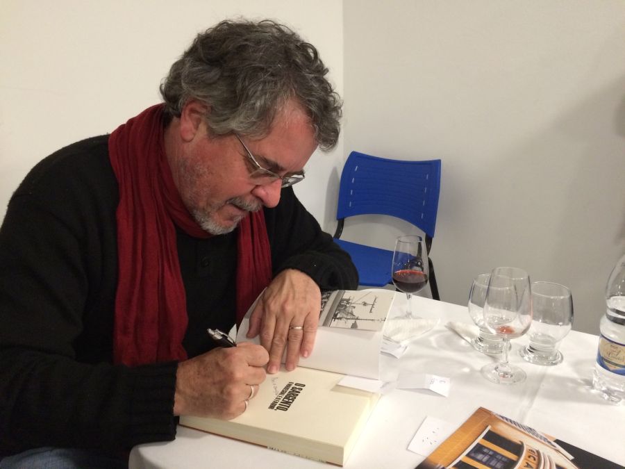Rafael Guimaraens autografa livro sobre o “Caso das Mãos Amarradas” | Foto: Fernanda Canofre/Sul21