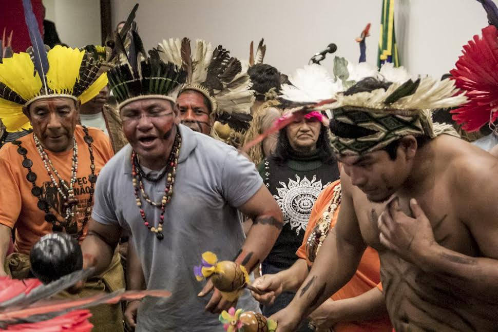 Diversos povos indígenas realizaram cerimônia na entrada da Câmara dos Deputados. (Foto: Mídia Ninja)