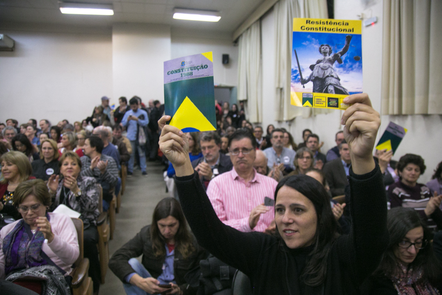 Capas da Constituição foram distribuídas aos participantes do ato. (Foto: Guilherme Santos/Sul21)