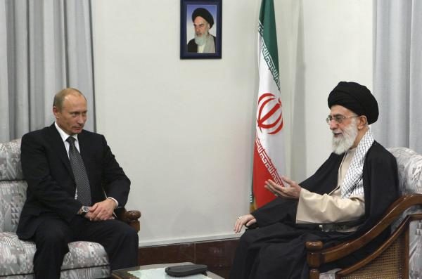 Presidente da Rússia Vladimir Putin e Ministro da Defesa do Irã general Hossein Dehqan. |Foto: Divulgação 