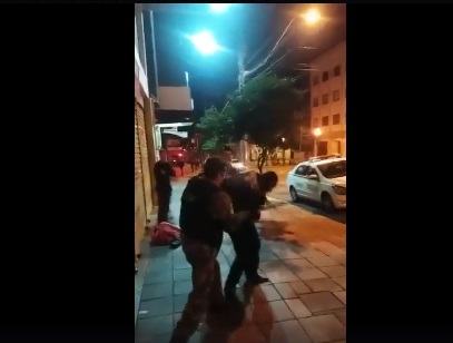 Frame de vídeo mostra o advogado sendo agredido por policiais militares | Foto: Reprodução